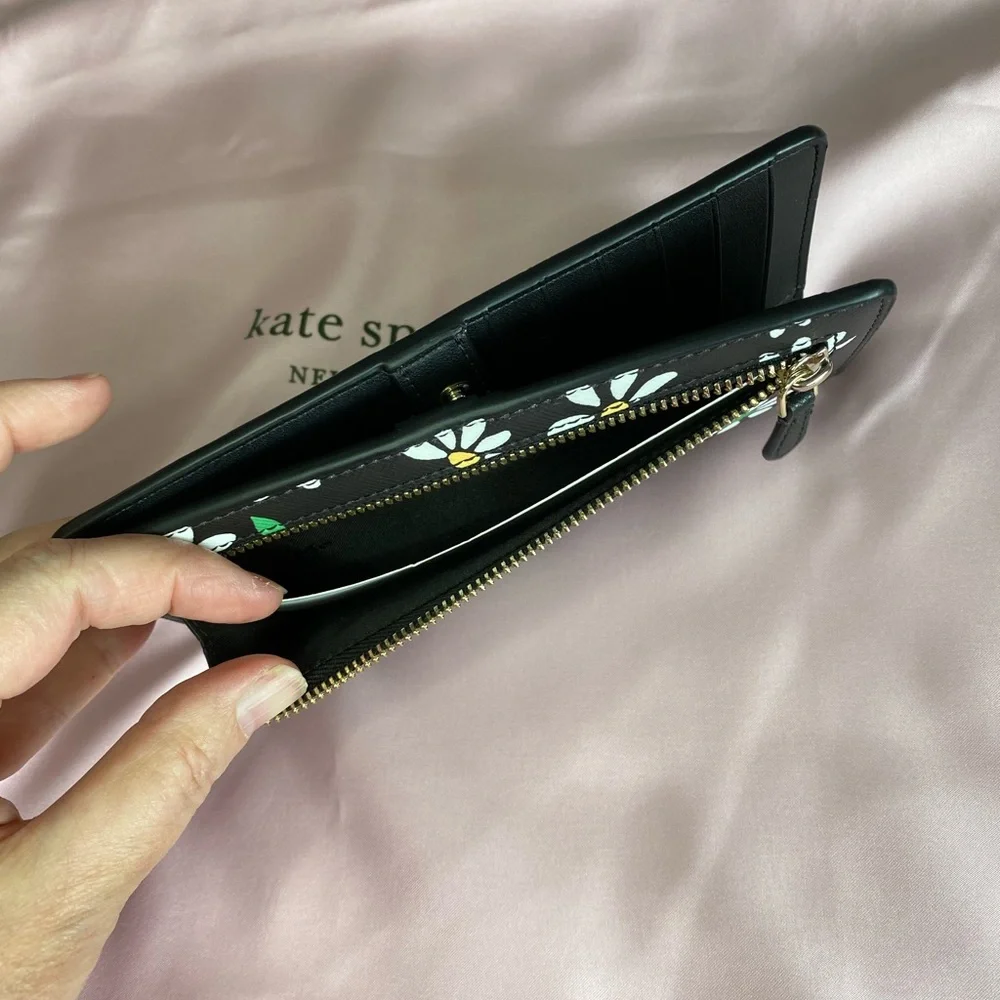 Kate Spade Dana Scattered Daisies Floral Printed Large Bifold Wallet Black - Picture 4 of 4